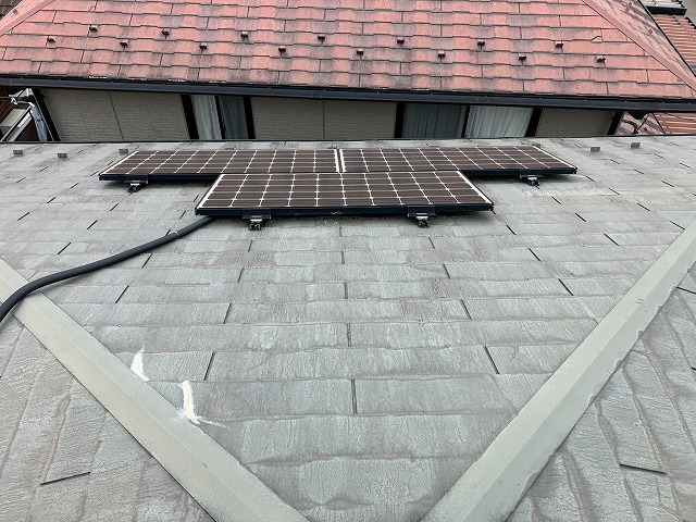 屋根に設置された太陽光パネル